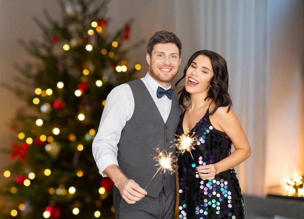 幸せなカップルのクリスマス パーティーで花火を — ストック写真