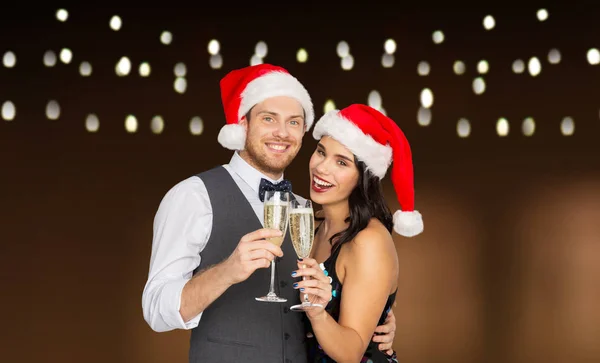 Casal com taças de champanhe na festa de Natal — Fotografia de Stock