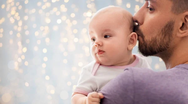 Närbild av Fader kyssar lilla baby dotter — Stockfoto