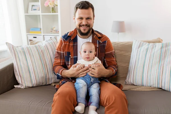 Ayah bahagia dengan bayi laki-laki kecil di rumah — Stok Foto