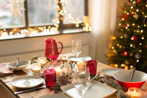 Bord serveras till jul middag hemma — Stockfoto
