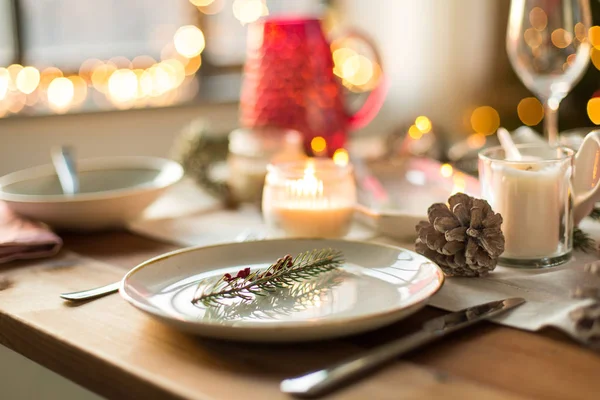 Cenário de mesa para jantar de Natal em casa — Fotografia de Stock