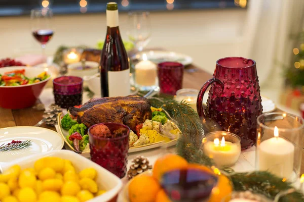 Comida y bebidas en la mesa de Navidad en casa — Foto de Stock