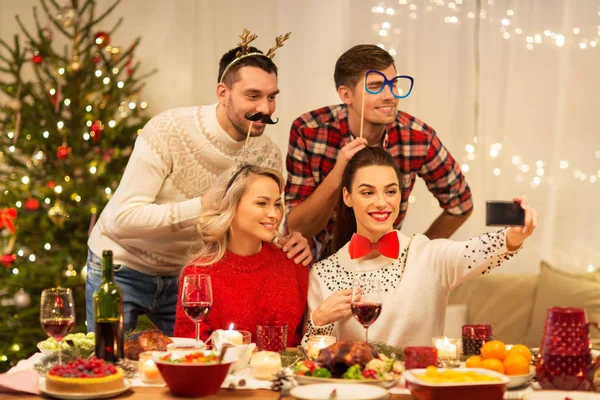 Vänner som tar selfie vid jul middag — Stockfoto