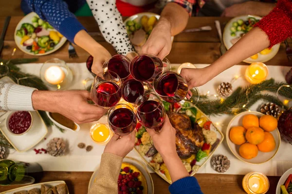 Gros plan d'amis avec du vin célébrer Noël — Photo