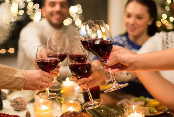 Близкие друзья с вином празднуют Новый год — стоковое фото