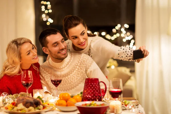 Friends taking selfie at christmas dinner — Stock Photo, Image