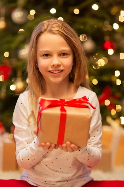 Uśmiechnięte dziewczyny z prezent na Boże Narodzenie w domu — Zdjęcie stockowe