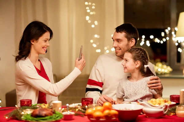 Famille heureuse prenant des photos au dîner de Noël — Photo