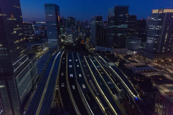 Vista della stazione ferroviaria notturna nella città di Tokyo, Giappone — Foto Stock