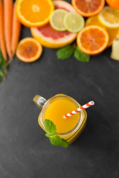 Mason jar glass of fruit juice on slate table top — Stock Photo, Image