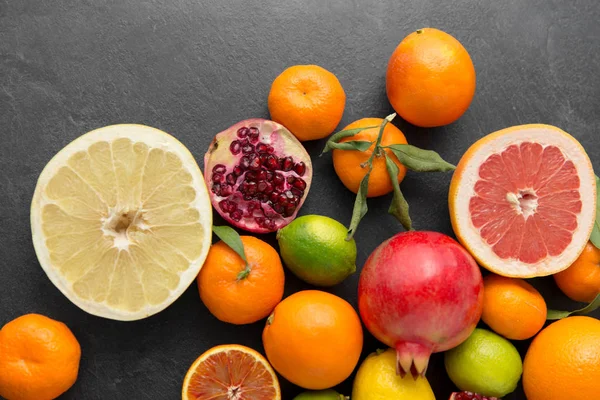 Close-up de frutas cítricas na mesa de pedra — Fotografia de Stock