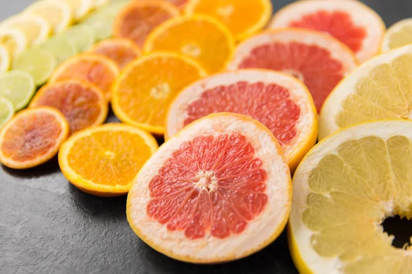 Close up of different citrus fruit slices — Stock Photo, Image