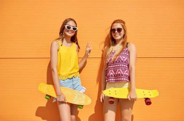 Chicas adolescentes con patinetas cortas al aire libre — Foto de Stock