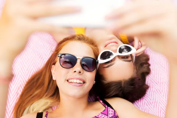 Chicas adolescentes en gafas de sol tomando selfie — Foto de Stock