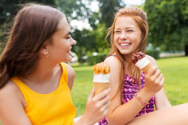 공원에서 피크닉에서 아이스크림을 먹는 십 대 소녀 — 스톡 사진