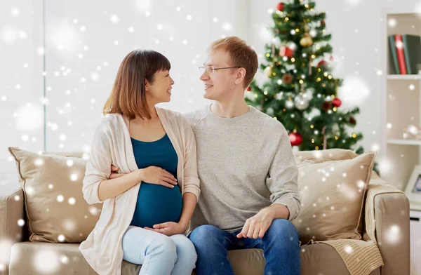 Zwangere vrouw met man thuis met Kerstmis — Stockfoto