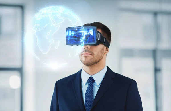Homme d'affaires avec casque de réalité virtuelle au bureau — Photo