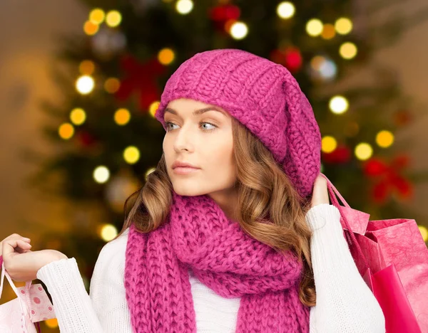 Frau mit Einkaufstüten über Weihnachtsbeleuchtung — Stockfoto