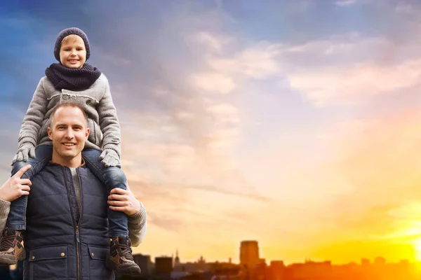 Happy father and son over sunset in tallinn city — Stock Photo, Image