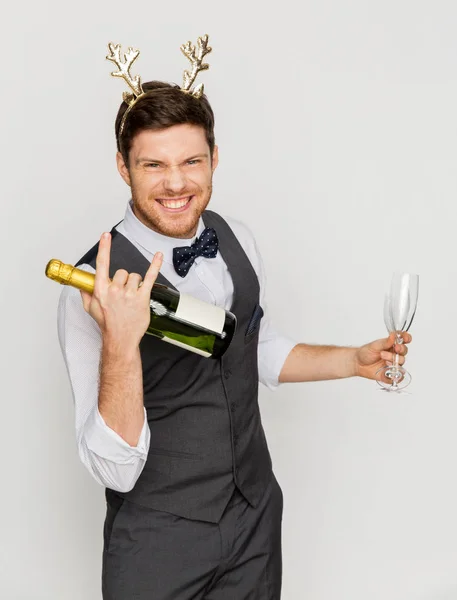 Homem com garrafa de champanhe na festa de Natal — Fotografia de Stock