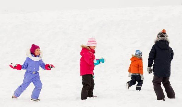 Niños pequeños y felices jugando al aire libre en invierno —  Fotos de Stock
