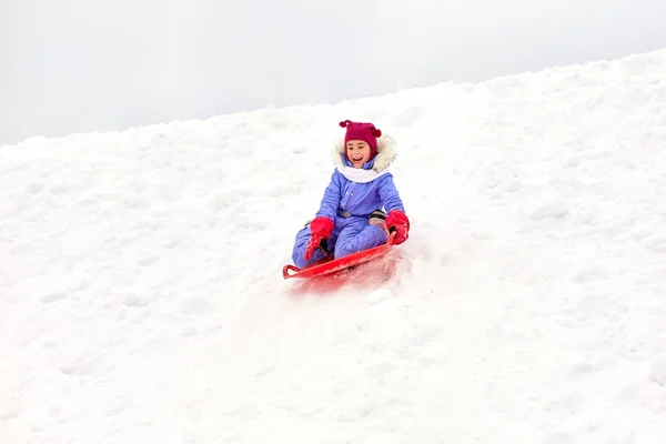 Jeugd Sleeën Seizoen Concept Gelukkig Klein Meisje Glijden Bergafwaarts Sneeuw — Stockfoto