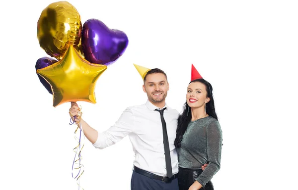 Parti kapaklar ve balonlar ile mutlu çift — Stok fotoğraf