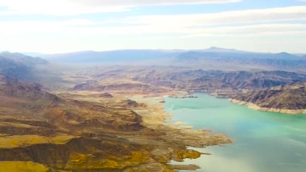 Vista aerea del grande canyon e dell'idromele del lago — Video Stock