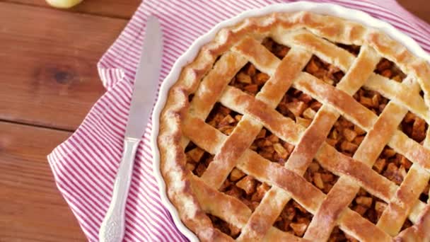 Gros plan de tarte aux pommes et couteau sur table en bois — Video