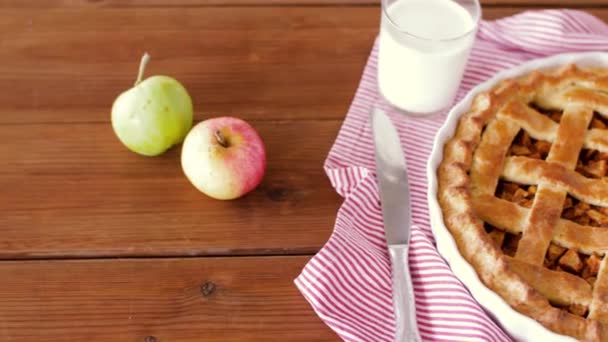 Nahaufnahme von Apfelkuchen und Milchglas auf dem Tisch — Stockvideo