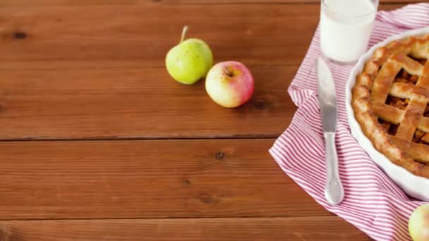 Gros plan de tarte aux pommes et verre de lait sur la table — Video