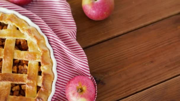 Primo piano di torta di mele su tavolo di legno — Video Stock