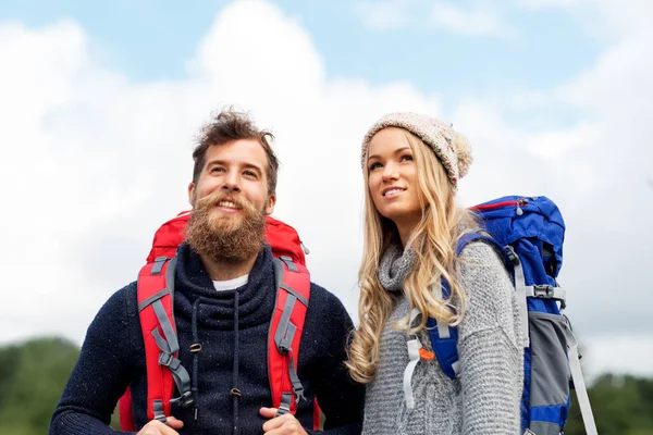 Casal de viajantes com mochilas caminhadas — Fotografia de Stock