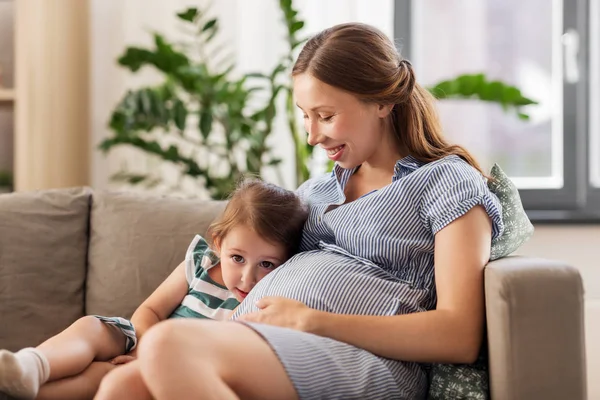 Mère enceinte et fille à la maison — Photo