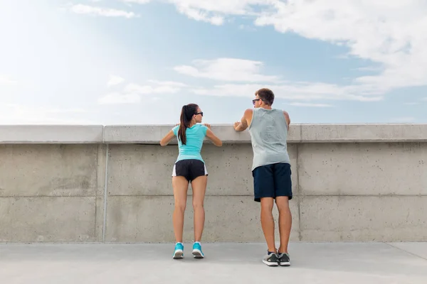 Pareja feliz haciendo ejercicio al aire libre — Foto de Stock