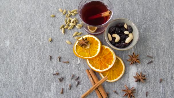 Hot mulled wine, orange slices, raisins and spices — Stock Video