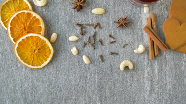 Hot mulled wine, orange slices, raisins and spices — Stock Video