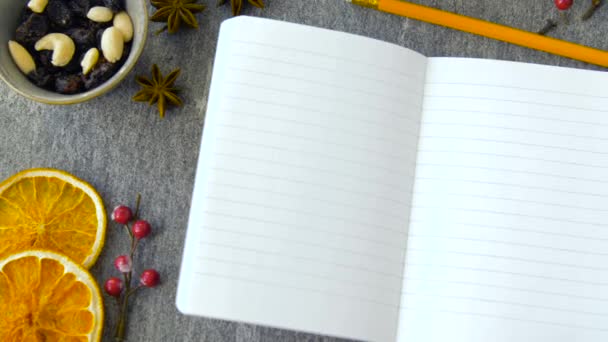 Notebook, warme glühwein en aromatische kruiden — Stockvideo