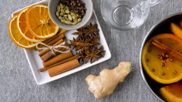 Casserole avec vin chaud chaud chaud, tranches d'orange et d'épices — Video