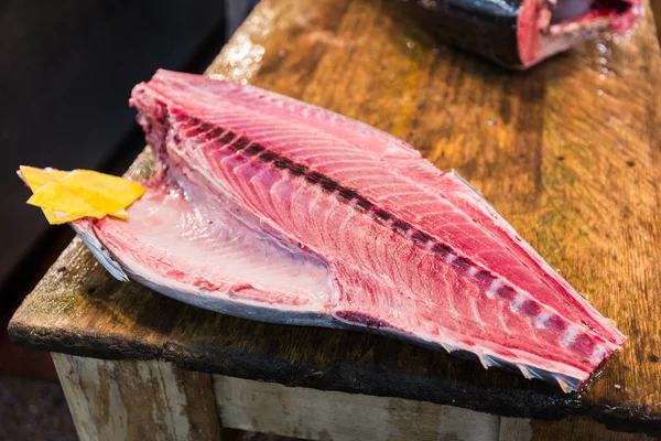 Fresh tuna fish at japanese street market — Stock Photo, Image