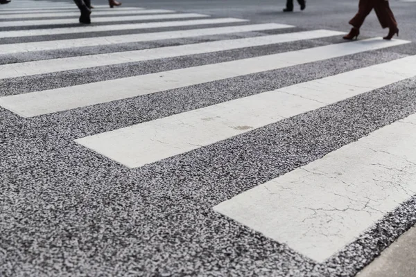 Close up van crosswalk oppervlakte wegmarkering — Stockfoto