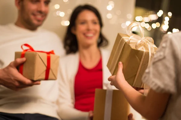 Close up van gezin met giften van Kerstmis thuis — Stockfoto