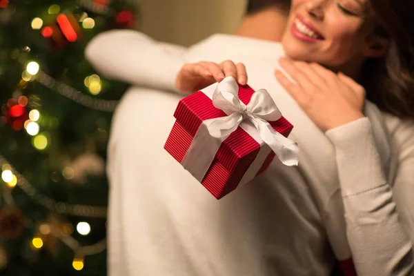 Close up de casal com abraço presente de Natal — Fotografia de Stock