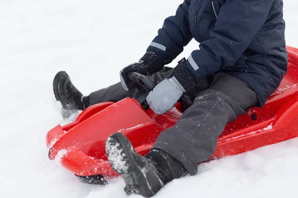 Primo piano di ragazzo guida slitta in inverno — Foto Stock