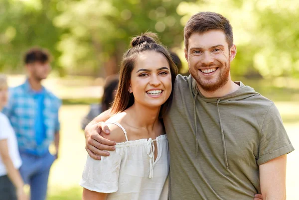 Gelukkig paar knuffelen in zomer park — Stockfoto