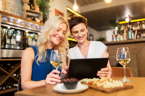 Kadınlar şarap barı veya restoran tablet pc ile — Stok fotoğraf