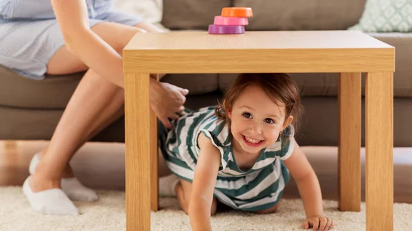 Lycklig liten flicka spelar hemma — Stockfoto