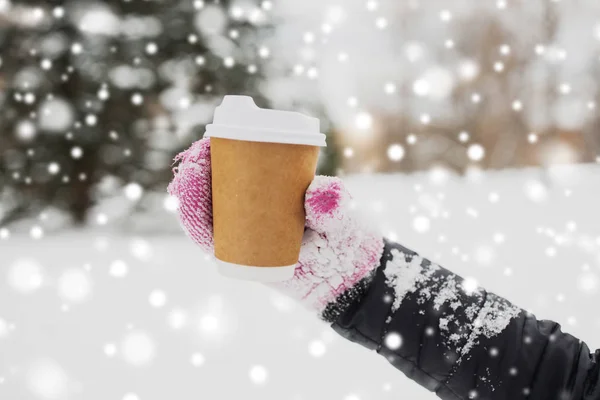 Закрыть руки с кофе на открытом воздухе в зимний период — стоковое фото