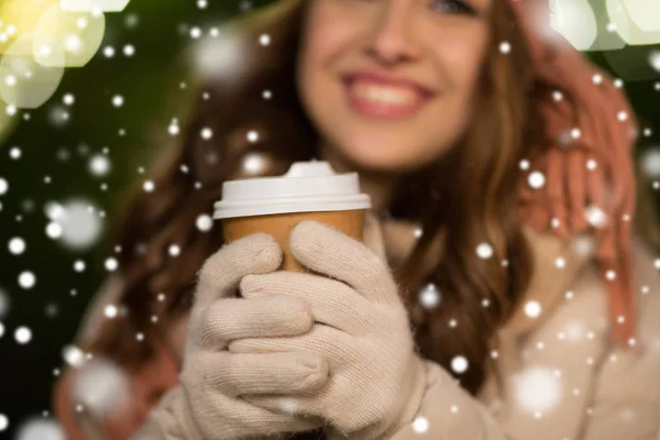 Gelukkige vrouw met koffie over Kerstverlichting — Stockfoto